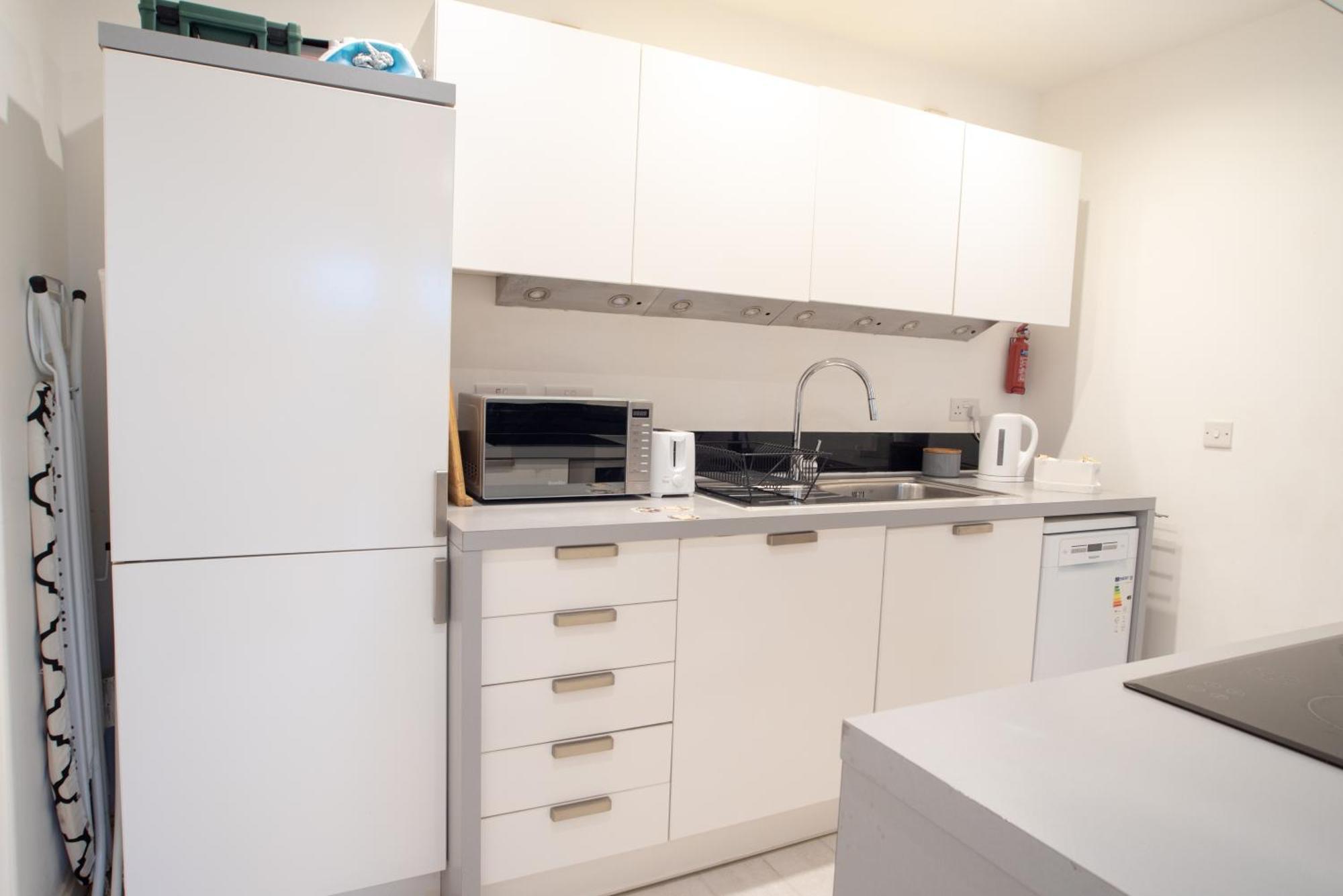 Two-Bedroom Luxury Apartment With Workspace, Free Secure Parking & Coffee Birmingham Exterior foto