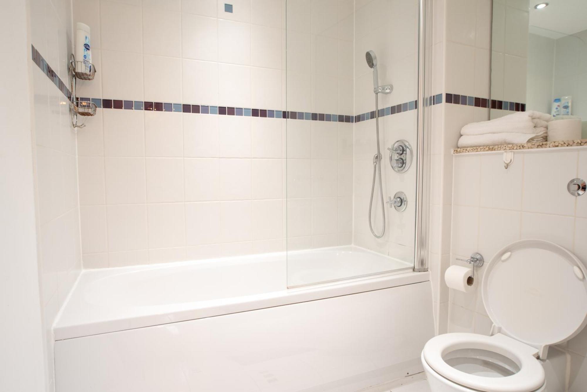 Two-Bedroom Luxury Apartment With Workspace, Free Secure Parking & Coffee Birmingham Exterior foto
