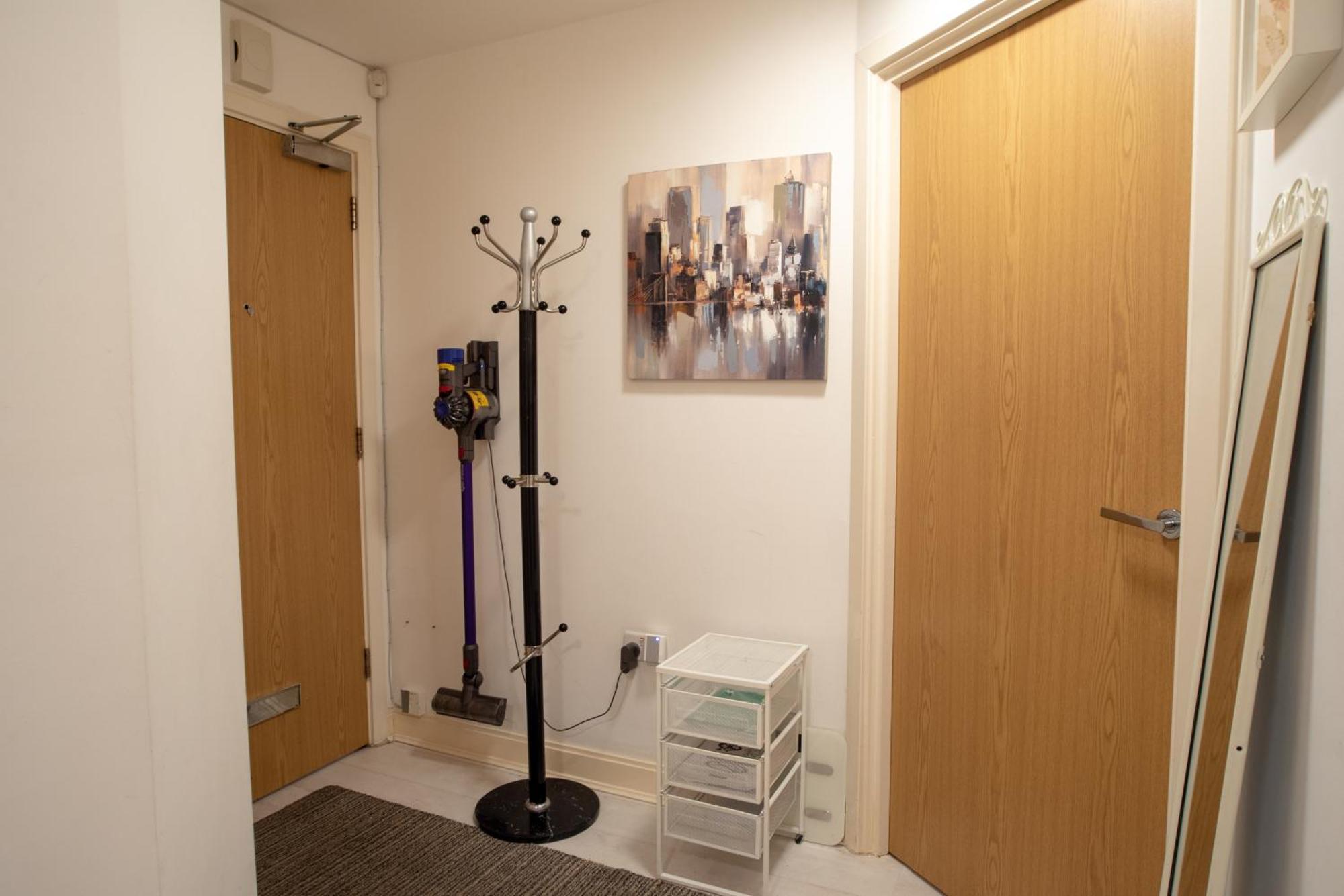 Two-Bedroom Luxury Apartment With Workspace, Free Secure Parking & Coffee Birmingham Exterior foto