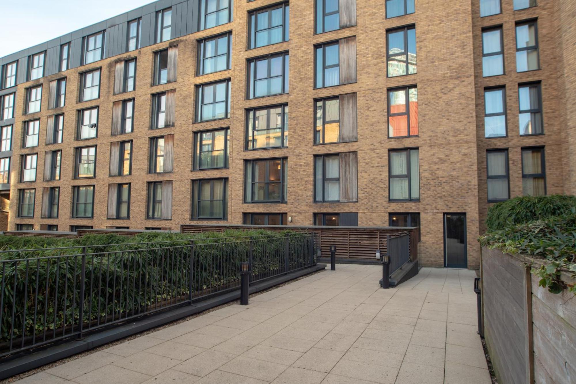 Two-Bedroom Luxury Apartment With Workspace, Free Secure Parking & Coffee Birmingham Exterior foto