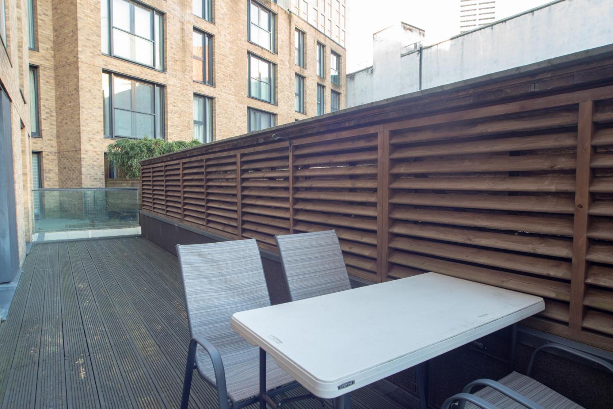 Two-Bedroom Luxury Apartment With Workspace, Free Secure Parking & Coffee Birmingham Exterior foto