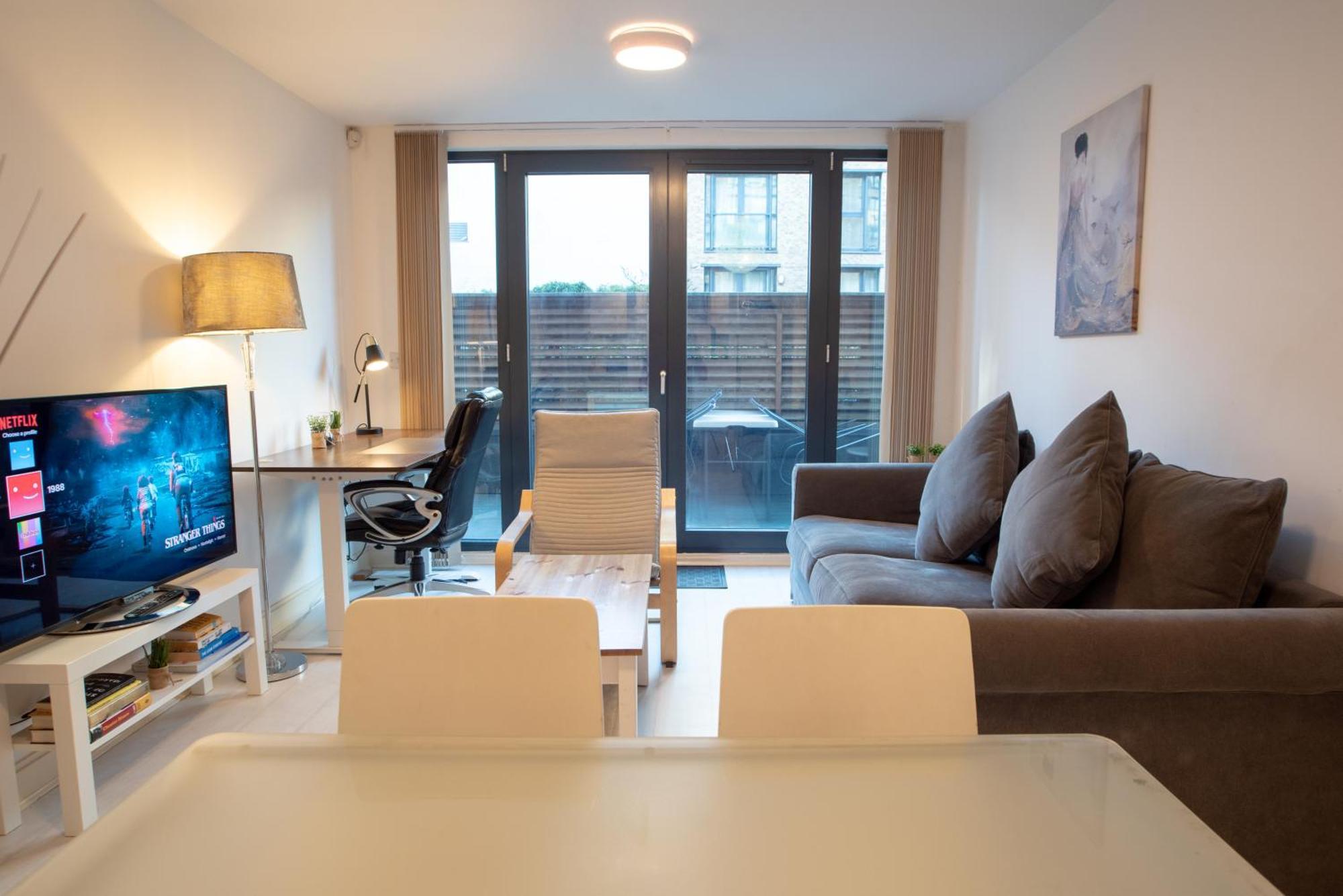 Two-Bedroom Luxury Apartment With Workspace, Free Secure Parking & Coffee Birmingham Exterior foto