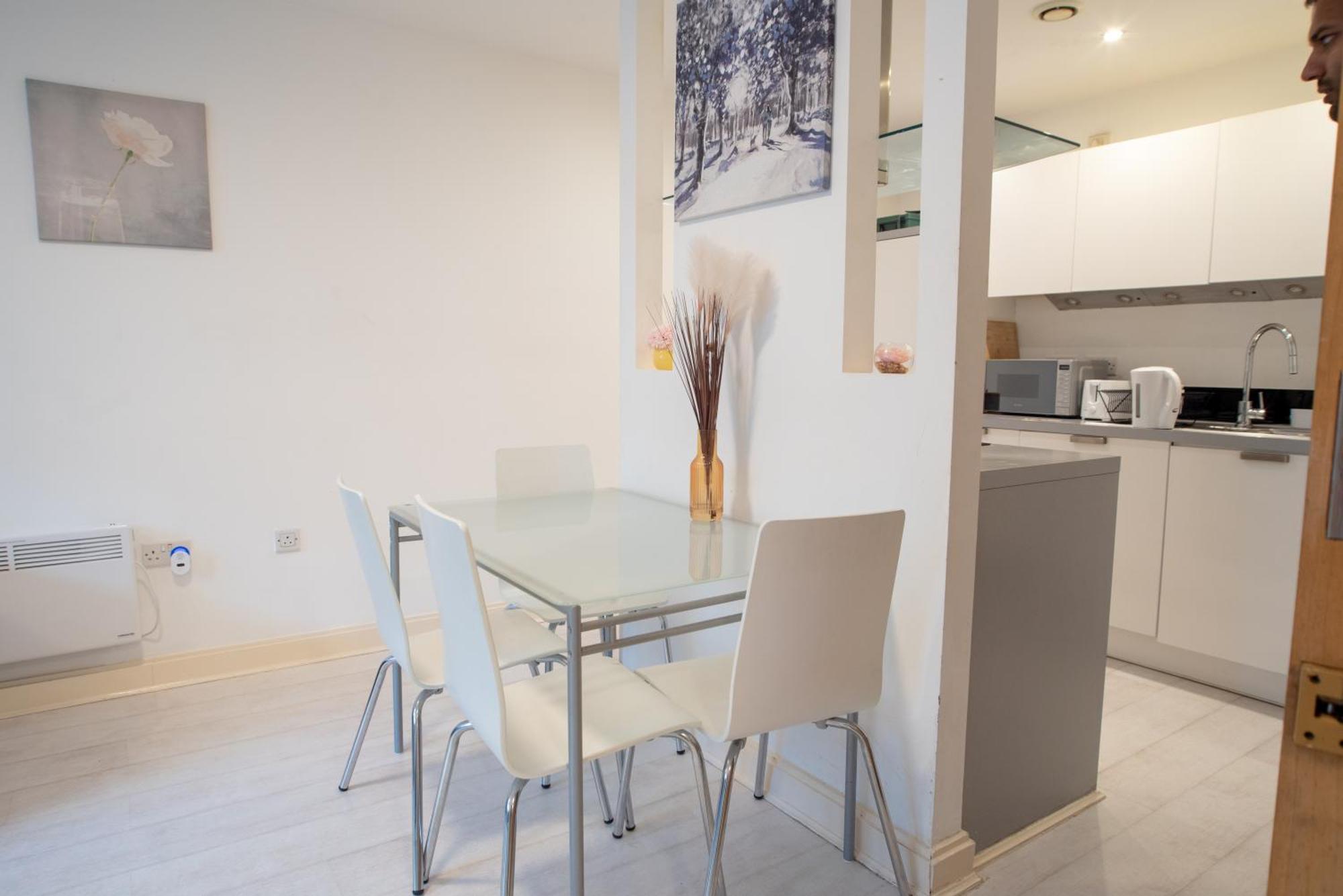 Two-Bedroom Luxury Apartment With Workspace, Free Secure Parking & Coffee Birmingham Exterior foto