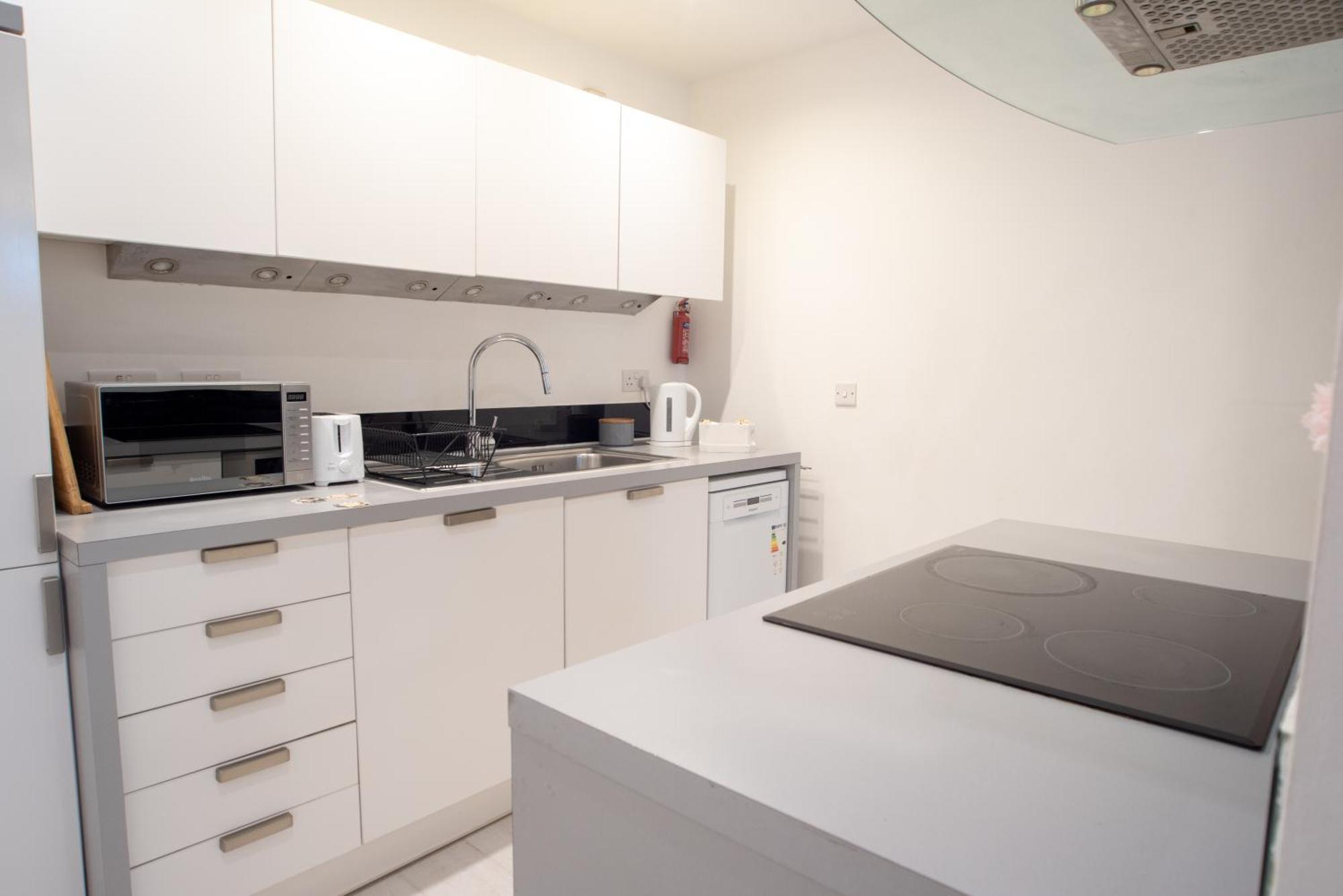 Two-Bedroom Luxury Apartment With Workspace, Free Secure Parking & Coffee Birmingham Exterior foto